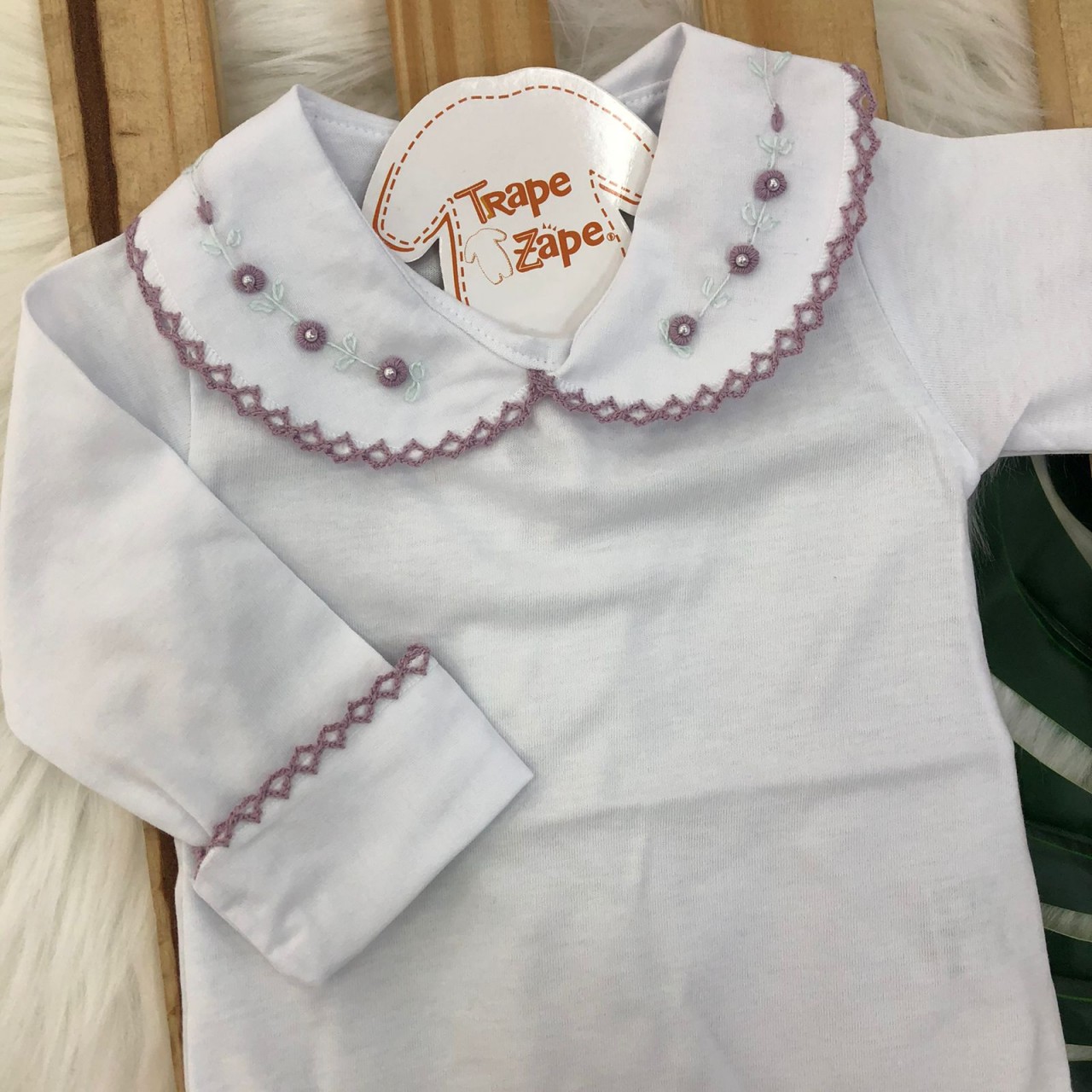  Body branco com gola bordada florzinhas lilás e detalhes verde agua